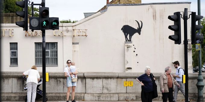 Manch ein Banksy-Fan sah in dem Steinbock ein Symbol für die rechtsextremistischen Ausschreitungen im Land. (Archivbild) Manch ein Banksy-Fan sah in dem Steinbock ein Symbol für die rechtsextremistischen Ausschreitungen im Land.