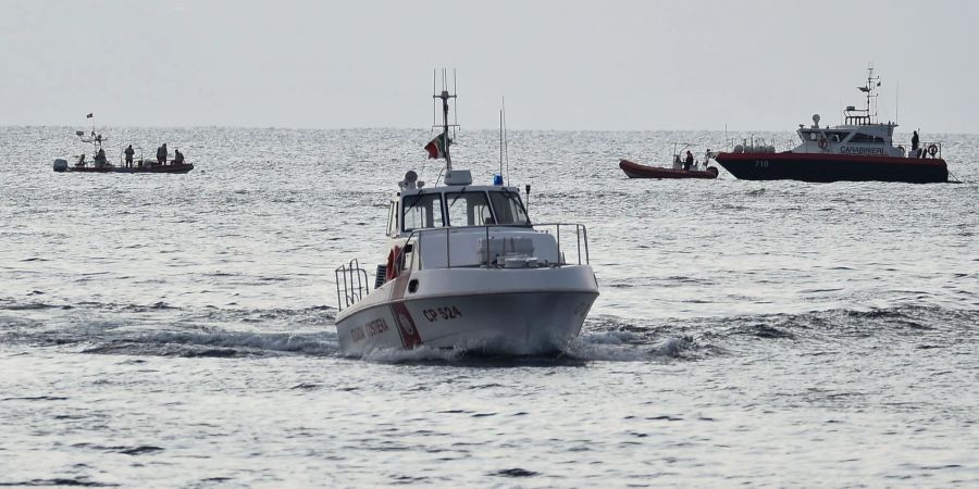 Gesunkene Jacht vor Sizilien - Suche nach Vermissten läuft