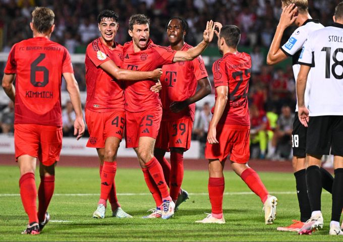Jubel bei Bayern München: Thomas Müller trifft doppelt beim ersten Pflichtspielsieg unter Kompany. Bayern München