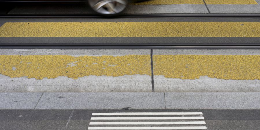 Auf einem Fussgängerstreifen wurde ein 42-jähriger Mann von einer Autofahrerin erfasst. (Symbolbild)