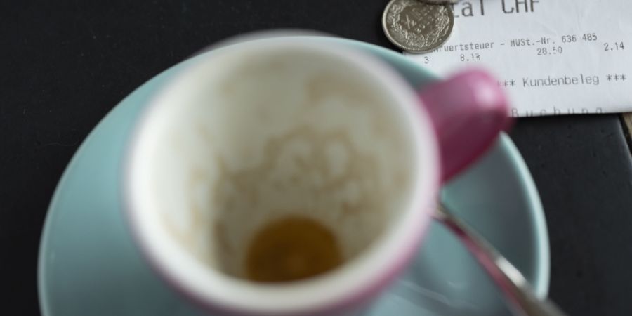 Eine «Blick»-Umfrage zeigt die ablehnende Haltung der Schweizer Bevölkerung gegenüber einer allfälligen Erhöhung der Mehrwertsteuer für die Armee oder die 13. AHV-Rente. (Archivbild)