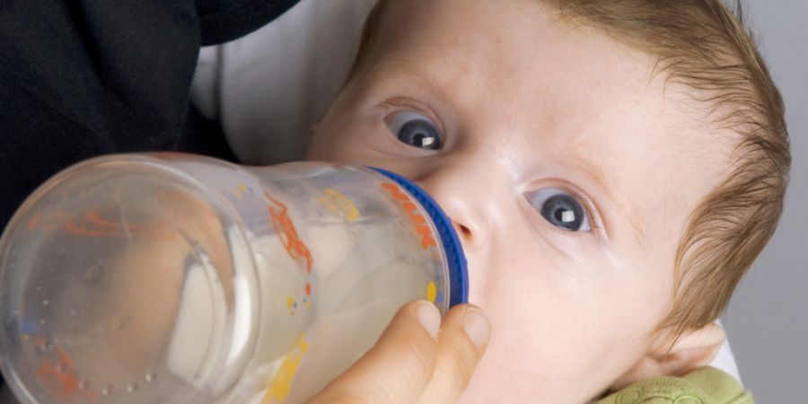 In der Schweiz ist Säuglingsnahrung verschiedener Hersteller mit dem Giftstoff Cereulid verunreinigt. Betroffen sind derzeit laut dem Bund gewisse Produkte der Marken BEBA, Alfamino, B...