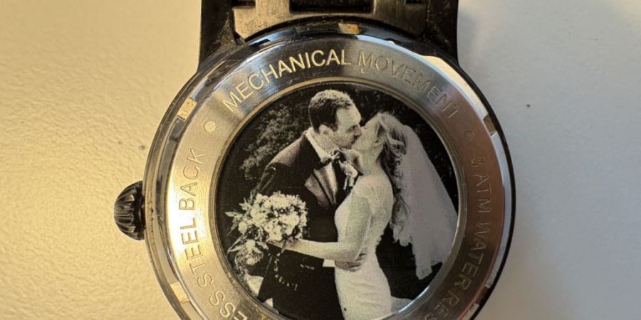 Die Rückseite einer gefundenen Uhr.