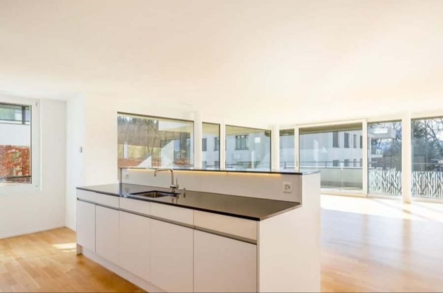 Die Wohnung in Zollikon bietet eine moderne Küche ...