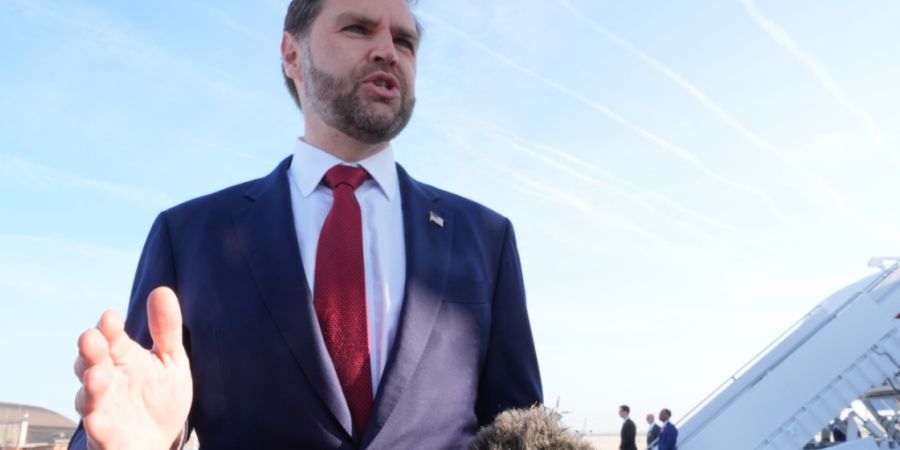 dpatopbilder - US-Vizepräsident J.D. Vance spricht zur Presse, bevor er auf der Joint Base Andrews an Bord der Air Force Two geht, um zu Gesprächen über den Iran nach Pakistan zu fli...