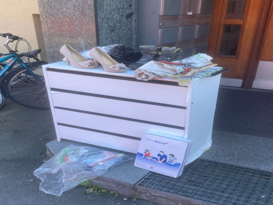 In Schweizer Quartieren dominieren Gegenstände mit «Gratis»-Zetteln.