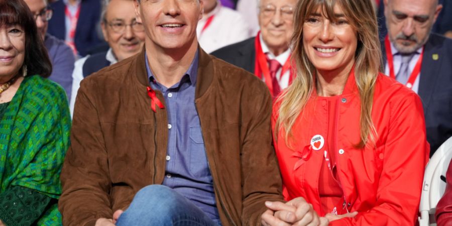 ARCHIV - Pedro Sánchez, spanischer Ministerpräsident, und seine Frau Begoña Gómez. Foto: Francisco J. Olmo/EUROPA PRESS/dpa/Archivbild