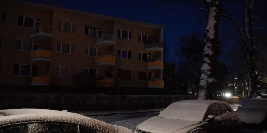 Dunkle Straße im Berliner Stadtteil Lichterfelde. Foto: Paul Zinken/dpa