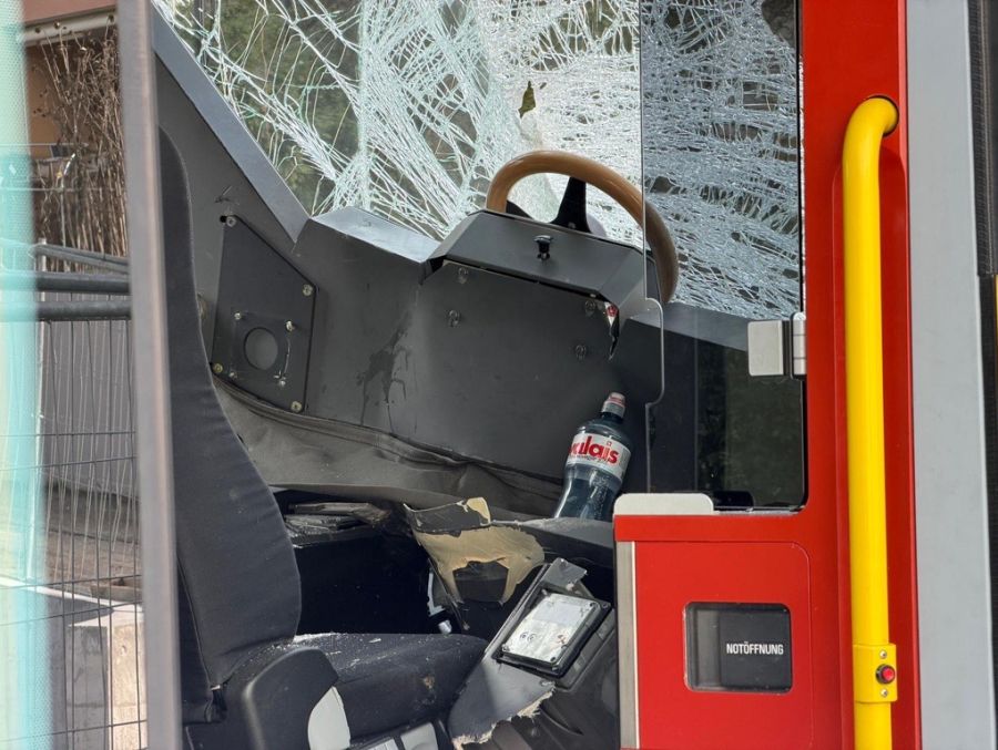 Auch die Fahrerkabine des Trams ist komplett zerstört.