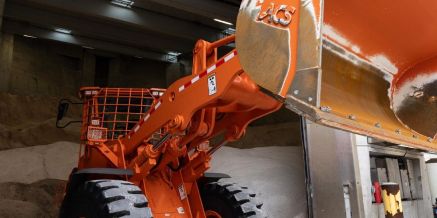 Schweres Gerät des New Yorker Winterdienstes wird für den Einsatz im Notfall vorbereitet. Foto: Lev Radin/ZUMA Press Wire/dpa