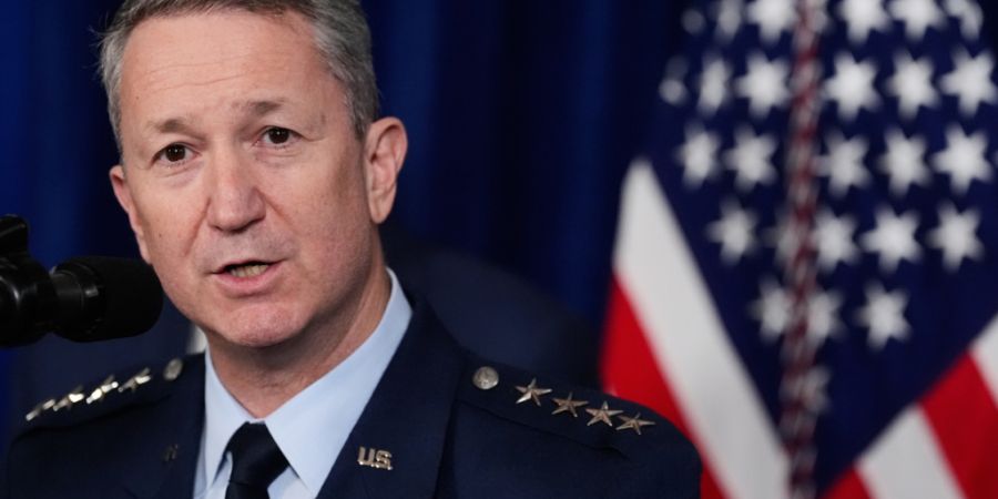 ARCHIV - US-Generalstabschef Dan Caine spricht während einer Pressekonferenz in Mar-a-Lago. Foto: Alex Brandon/AP/dpa