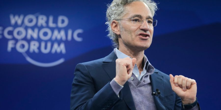 Die US-Firma Palantir entwickelt KI-Software für Unternehmen und Behörden. Ihr Mitgründer Alex Karp meint, dass Künstliche Intelligenz auch Folgen für die Einwanderung haben werde.