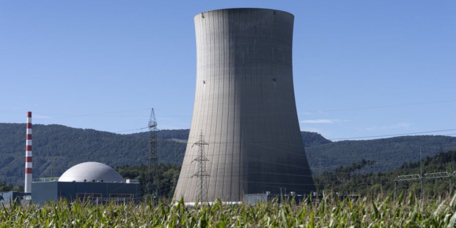 Die Mehrheit einer Parlamentskommission will das Verbot für neue Kernkraftwerke wieder aufheben. Im Bild der Kühlturm des Kernkraftwerks Gösgen. (Themenbild)