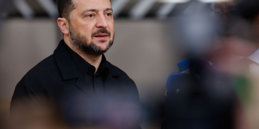 ARCHIV - Der ukrainische Präsident Wolodymyr Selenskyj spricht mit den Medien, als er zu einem EU-Gipfel im Gebäude des Europäischen Rates eintrifft. Foto: Geert Vanden Wijngaert/AP/dpa