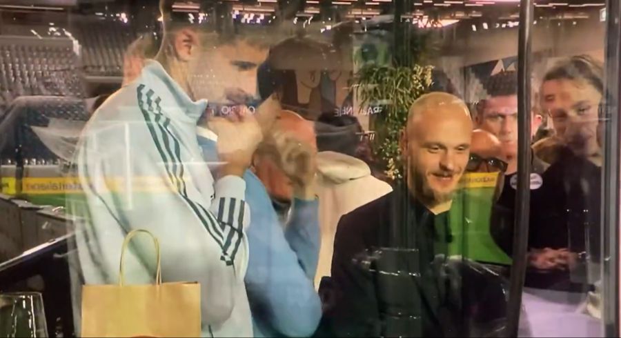 Federico Di Marco (mit Glatze) und Guglielmo Vicario (l.) schauen gebannt auf den Bildschirm.