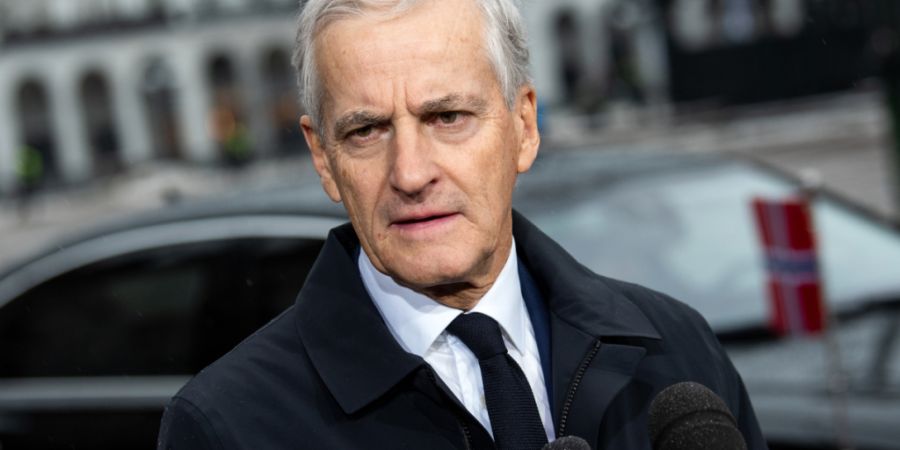 ARCHIV - Jonas Gahr Støre, Ministerpräsident von Norwegen, gibt beim Gipfeltreffen der Nordsee-Anrainerstaaten vor dem Hamburger Rathaus ein Statement. Foto: Daniel Bockwoldt/dpa