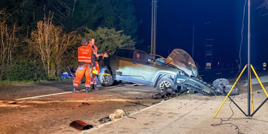 Eine 28-jährige Autofahrerin hat sich laut Polizei bei einem Selbstunfall auf der Bachsertalstrasse verletzt.