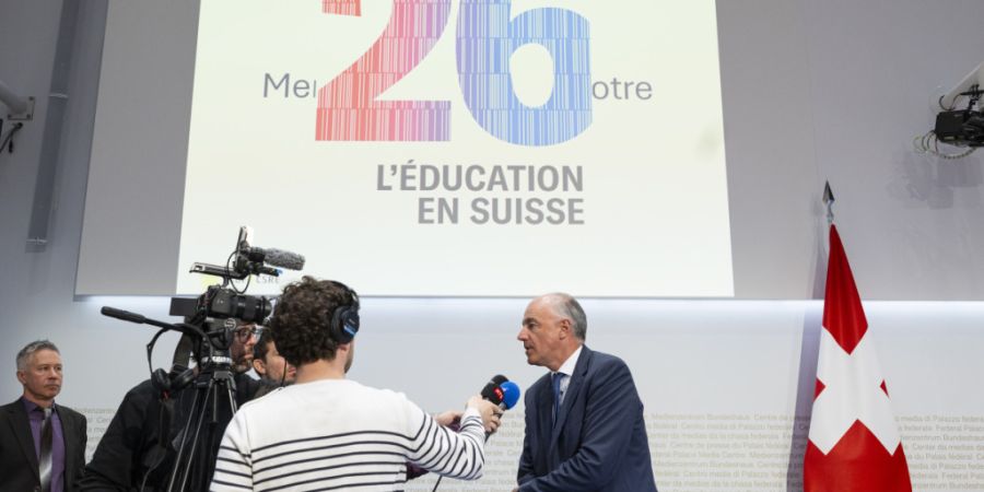 Der Walliser Staatsrat Christophe Darbellay beantwortet am Montag als aktueller Präsident der Konferenz der kantonalen Erziehungsdirektorinnen und -direktoren (EDK) Fragen von Mediensc...