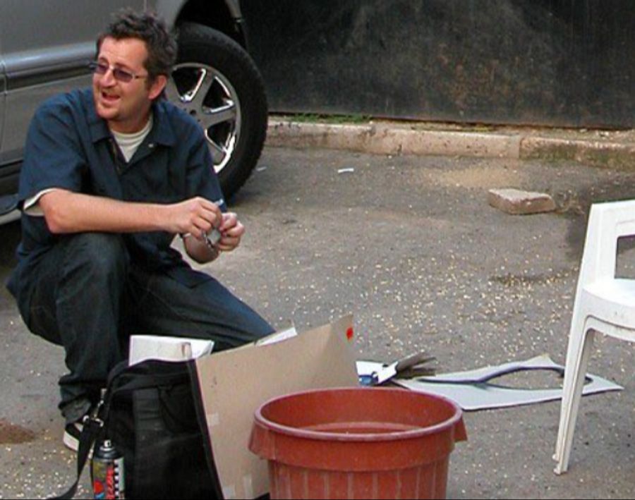 Das einzige echte Foto von Banksy aus dem Jahr 2008.