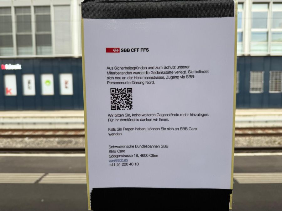 Ein Schild am Bahnhof weist auf den Vorfall hin.