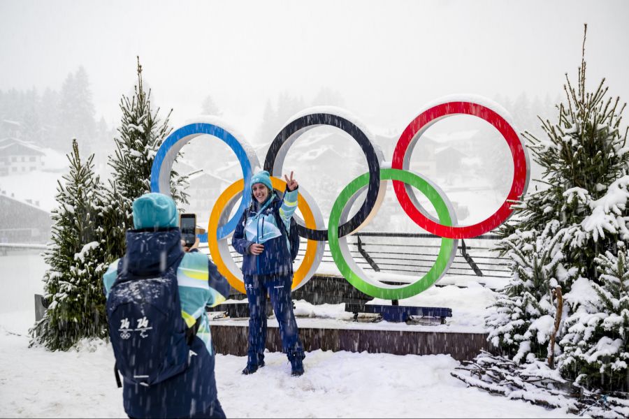 Wenige Tage später tauchen ihre Uniformteile und Accessoires auf Online-Marktplätzen auf.