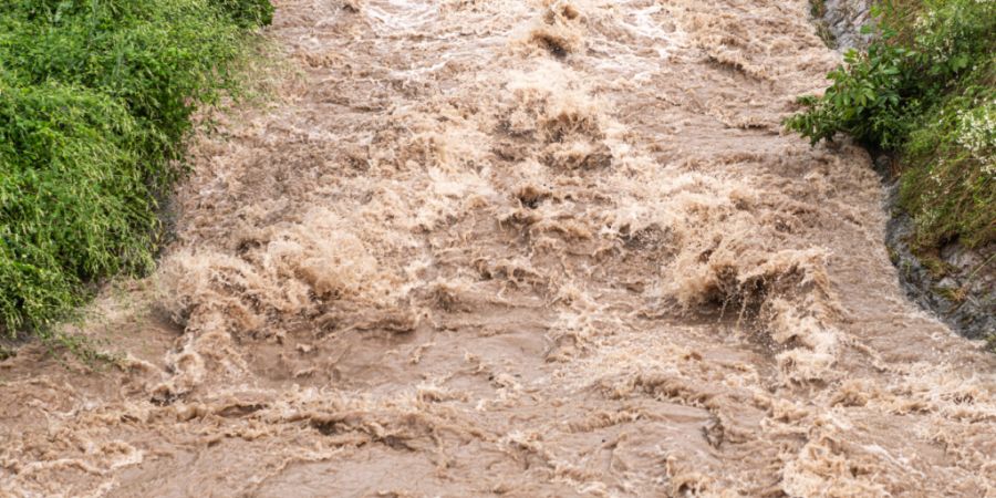 Die Gemeinde Kriens LU verbreitert den Houelbach, um die Gefahr eines Hochwassers zu verringern. (Symbolbild)