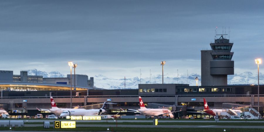 Änderungen am Betriebsreglement sollen künftig am Flughafen Zürich auch Südstarts geradeaus ermöglichen. Die betroffenen Gemeinden wehren sich dagegen. (Symbolbild)