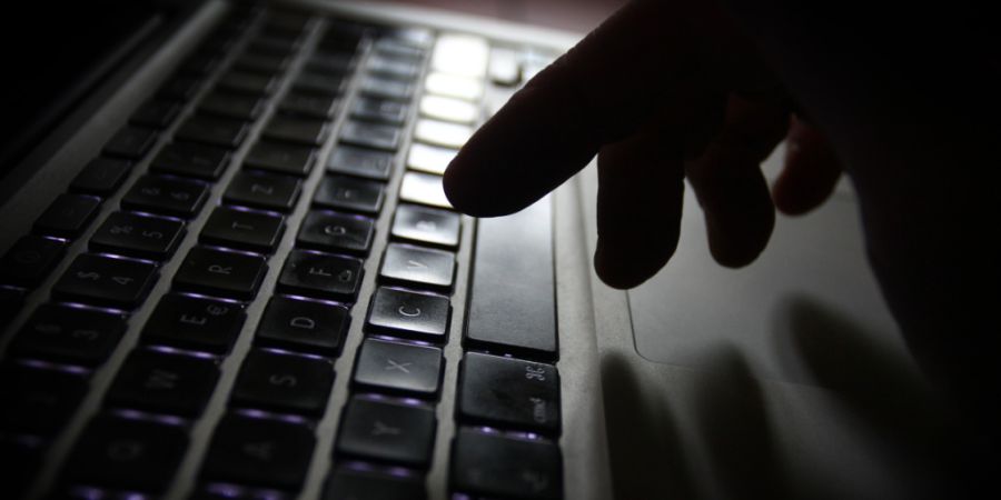 Ein 20-Jähriger soll im Baselbiet Hunderte Personen mit dem Adressbuchschwindel betrogen haben. Die Baselbieter Staatsanwaltschaft hat Anklage erhoben. (Symbolbild)