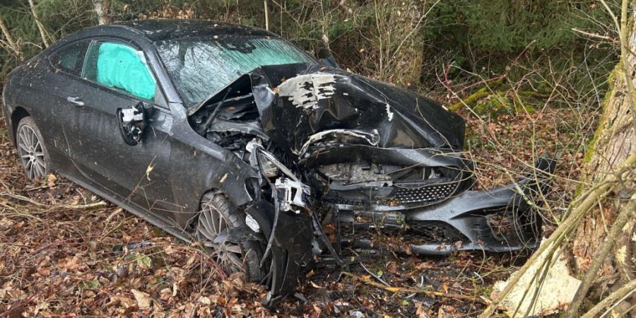 Die Polizei stellte das demolierte Auto sicher und nahm dem Lenker den Führerauweis weg.