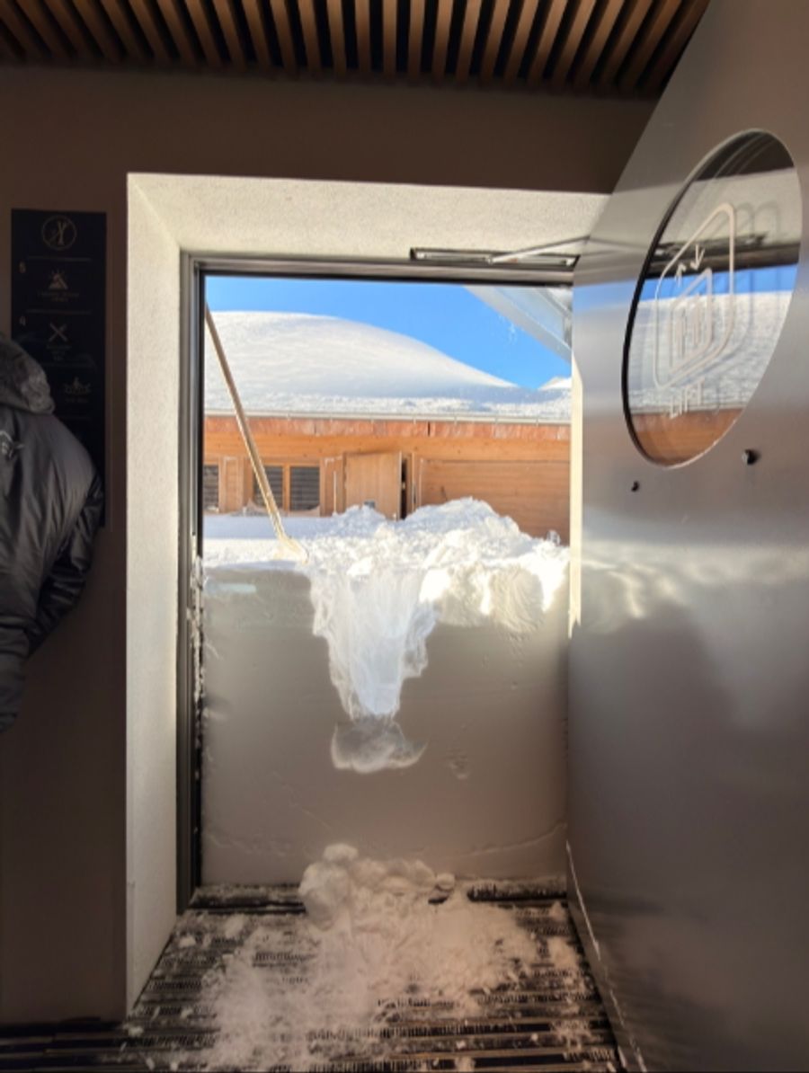 Ein Blick vor die Türe zeigt: hier ist kein Durchkommen möglich.