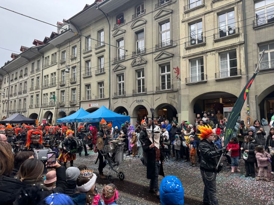 Eine Guggenmusik sorgt während dem Umzug für Stimmung.