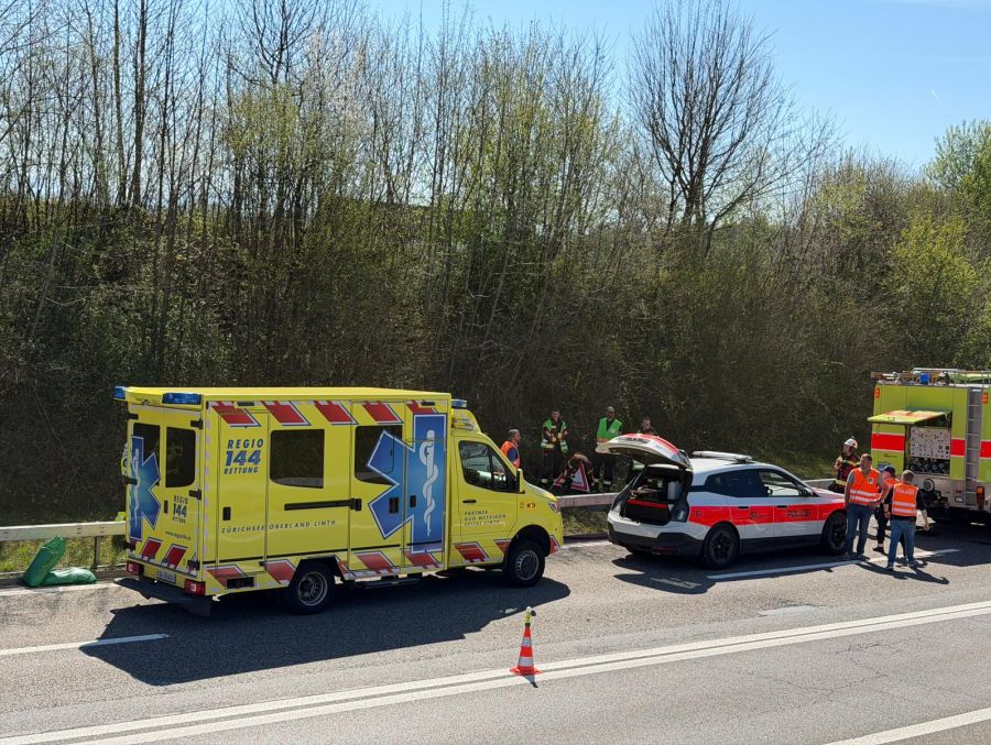 Sowohl die Polizei als auch die Ambulanz sind vor Ort.