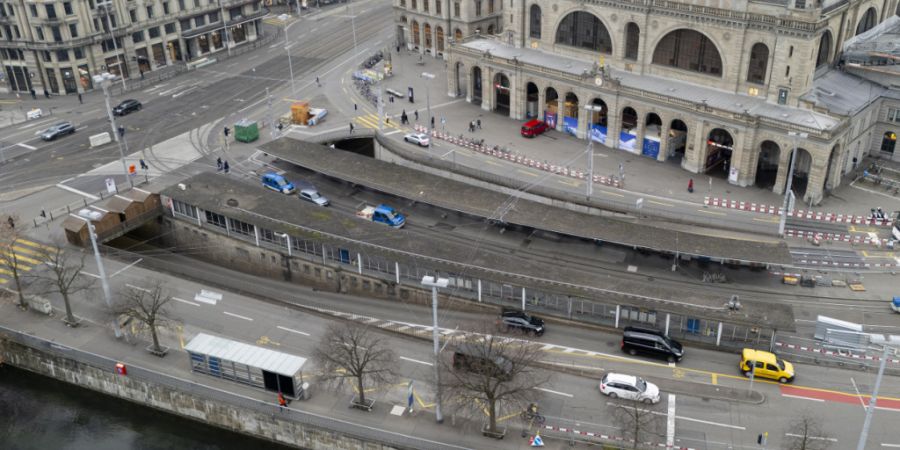 Rund um den Zürcher Hauptbahnhof soll es mehr Platz für Fussgänger und Velofahrerinnen geben. Nicht alle Parteien im Stadtparlament sind begeistert davon. (Archivbild)