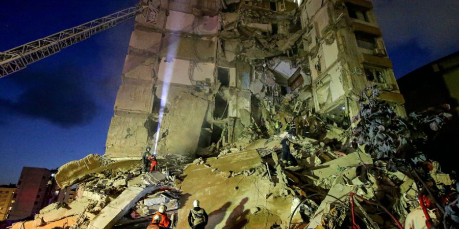 dpatopbilder - Rettungskräfte suchen nach Opfern in einem zerstörten Gebäude, das bei einem israelischen Luftangriff im Zentrum von Beirut getroffen wurde. Foto: Marwan Naamani/dpa
