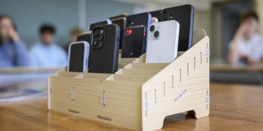 Ab dem kommenden Schuljahr werden Mobiltelefone aus den Schulklassen der Stadt Chur verschwinden. (Symbolbild)