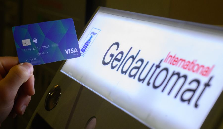 Beispielsweise beim Bargeldbezug bezahlt man mit Debitkarten weniger Gebühren.