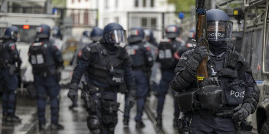 Der Grosse Rat will verbesserten Rechtsschutz für Fälle wie diesen: Auf dem Weg zur 1. Mai 2023 in Basel wurde ein Demonstrant bis am Abend in Gewahrsam genommen und ging anschliessen...