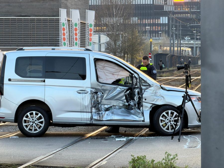 Als das Tram stadtwärts fuhrt, krachte es in ein Auto, welches die Gleise überqueren wollte.