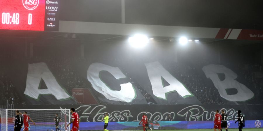 Fans des FCSG zeigten am 13. Dezember in Thun einen «ACAB»-Schriftzug. (Archivbild)