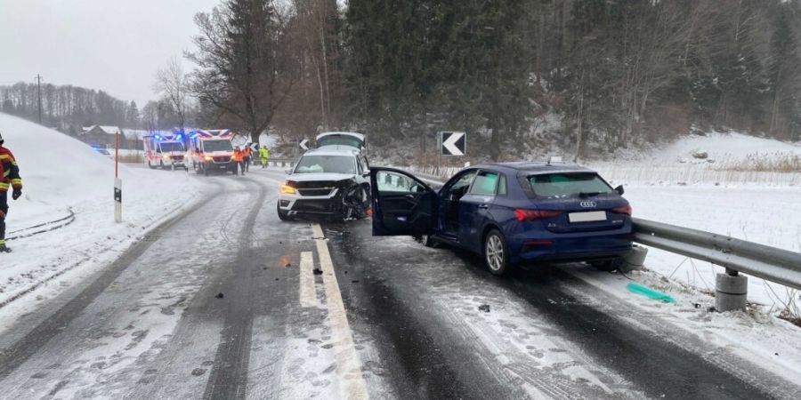 Die Lenkerinnen von zwei Autos mussten am Samstagnachmittag in Morgarten nach einer Frontalkollision ins Spital eingeliefert werden.