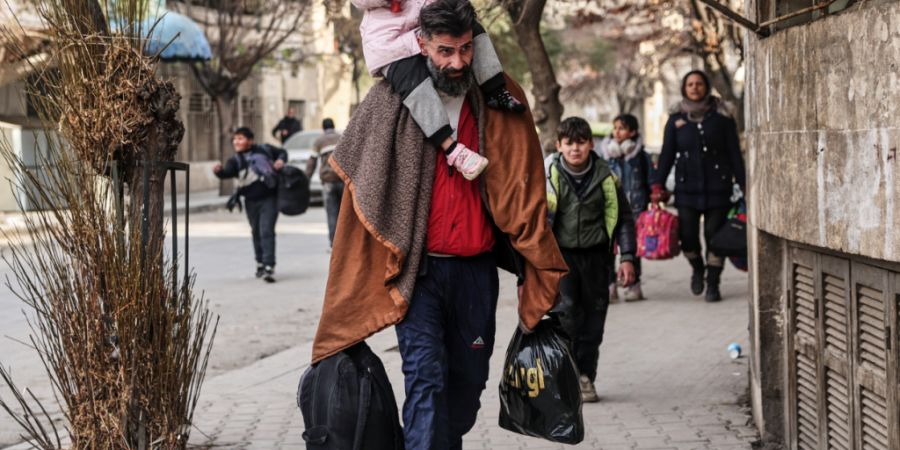 Bewohner fliehen aus den Stadtvierteln Sheikh Maqsoud und Achrafieh. Foto: Ghaith Alsayed/AP/dpa