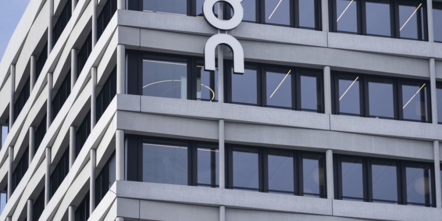 Das Gros der Umsätze von On machen mit 2,80 Milliarden Franken die Verkäufe von Schuhen aus. Allerdings wuchsen die Bereiche Bekleidung und Accessoires rasant. (Archivbild)