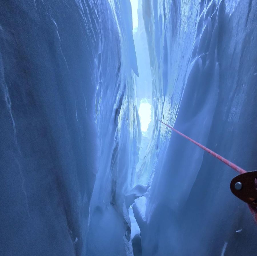 Gletscherspalte von unten