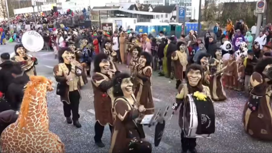Die zwei Männer verschwinden aus dem linken Bildrand.