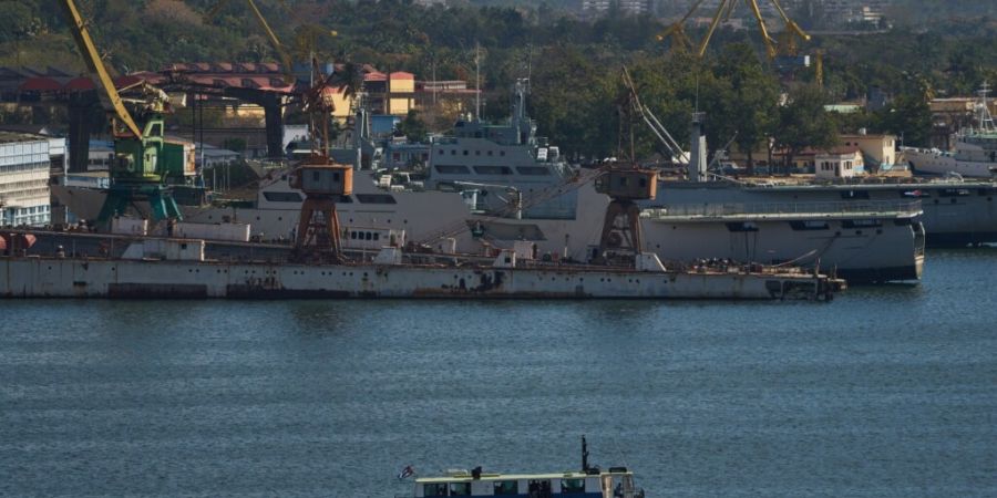 dpatopbilder - Eine Fähre fährt durch die Bucht von Havanna und passiert die Schiffe der kubanischen Küstenwache, die am Hafen angedockt sind, während sie Casablanca verlässt. Foto...