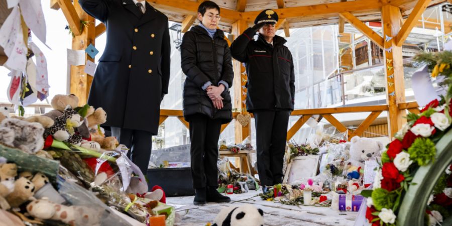 Die stellvertretende Referentin der italienischen Botschaft in der Schweiz gedachte am Mittwoch, genau drei Monate nach der Brandkatastrophe, der Opfer der Tragödie von Crans-Montana.