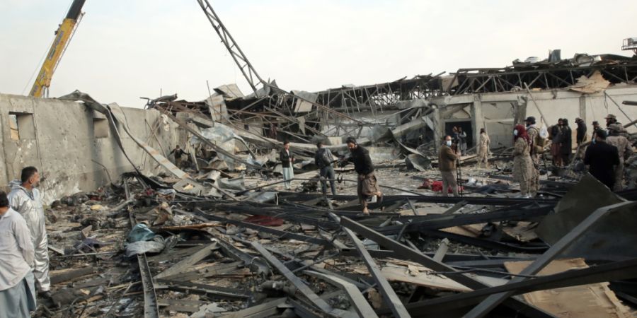 ARCHIV - Sicherheitskräfte der Taliban inspizieren die zerstörten Ruinen der Drogenrehabilitationsklinik in der afghanischen Hauptstadt nach einem Luftangriff. Die Taliban-Regierung m...