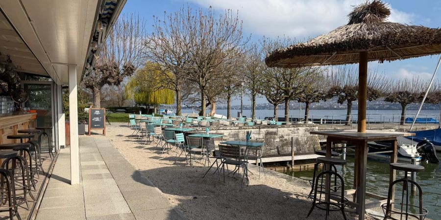 Das Péclard-Betrieb Mönchhof am See liegt am alten Hafen von Kilchberg ZH an der Zürcher Stadtgrenze. (Foto von Donnerstagmorgen)