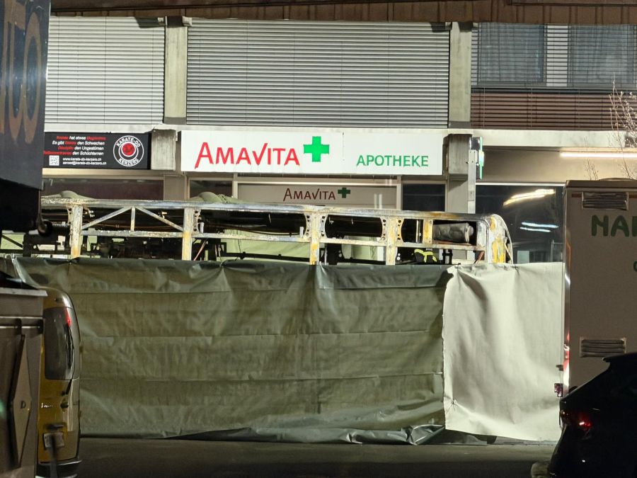 Das Postauto ist komplett ausgebrannt.