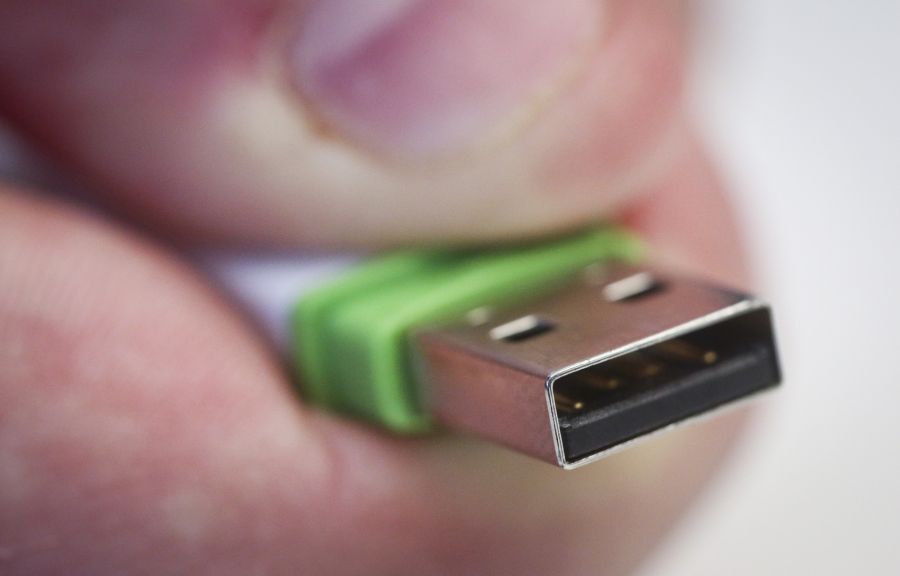 Das Problem liegt bei den USB-Sticks, die zur Entschlüsselung der Urne notwendig sind.